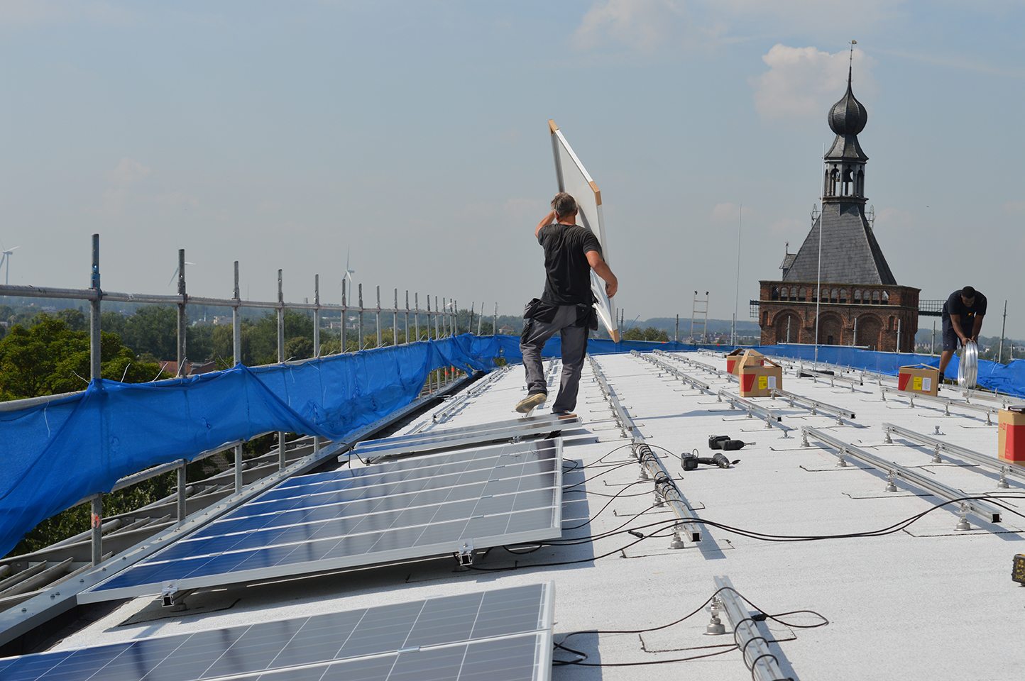 Zonnepanelen op schuin bitumen dak