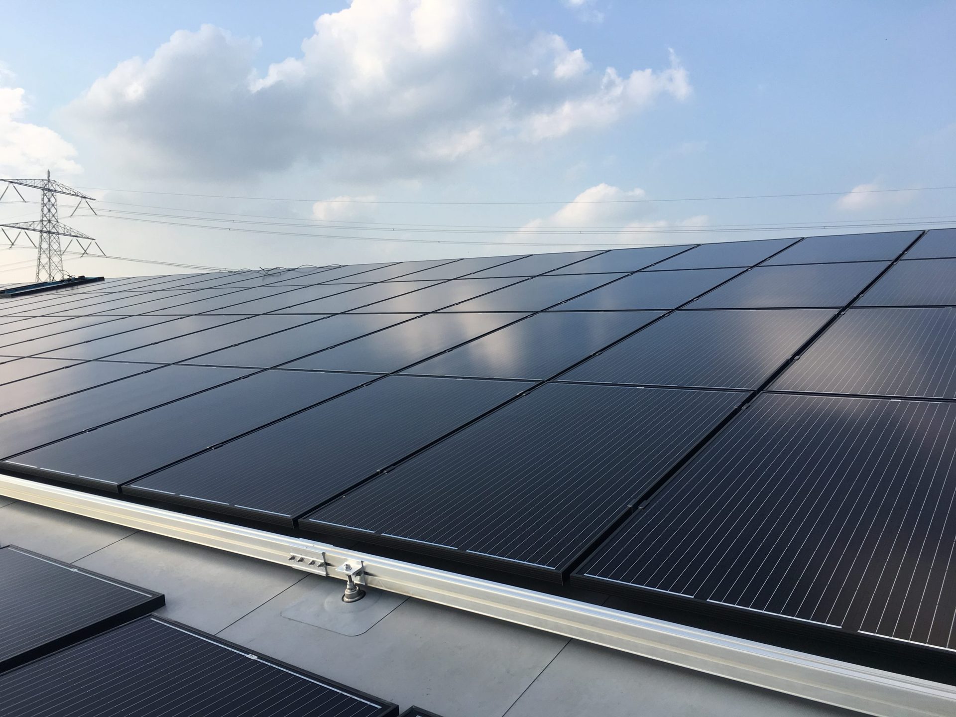 Zonnepanelen op schuin pvc dak